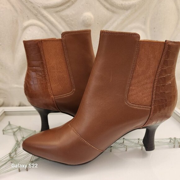 Clarks "Kataleyna Glow" Tan Leather Booties. NIB. Size 6 - Picture 6 of 11